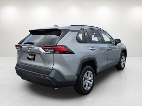 Used 2019 Toyota RAV4 LE FWD image 5