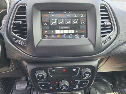 Used 2018 Jeep Compass Latitude w/ Popular Equipment Group AWD/4WD image 10