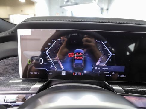 Used 2025 BMW i7 xDrive60 image 14