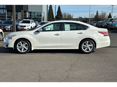 Used 2015 Nissan Altima 2.5 SV image 9