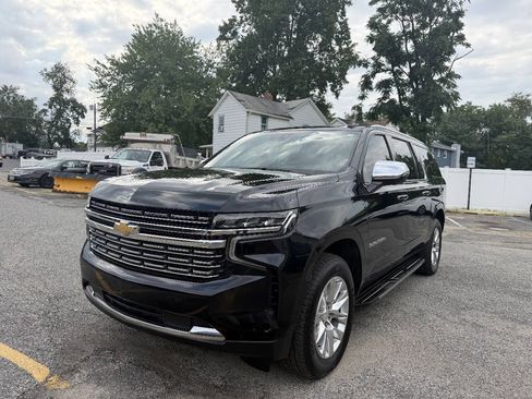 Used 2022 Chevrolet Suburban Premier RWD image 2