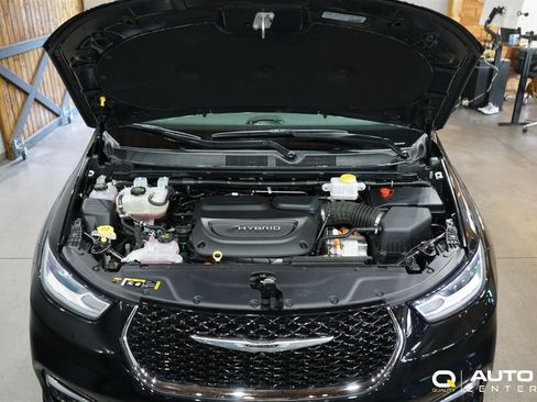 Used 2022 Chrysler Pacifica Touring-L image 9