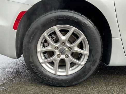 Used 2024 Chrysler Pacifica Touring-L image 5