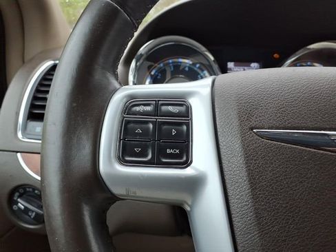 Used 2014 Chrysler Town & Country Touring FWD image 20