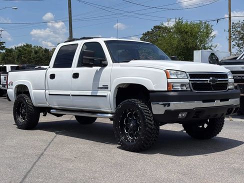 Used 2007 Chevrolet Silverado 2500 LT w/ Heavy-Duty Power Package AWD/4WD image 3