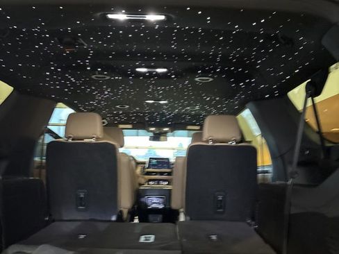 Used 2023 Chevrolet Suburban Premier image 13