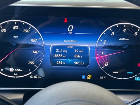 Used 2025 Mercedes-Benz GLC 300 image 32
