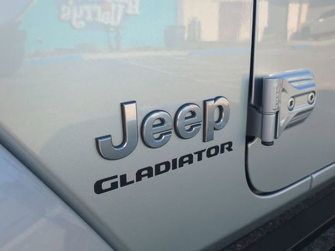 Used 2022 Jeep Gladiator Overland w/ Popular Equipment Package AWD/4WD image 13