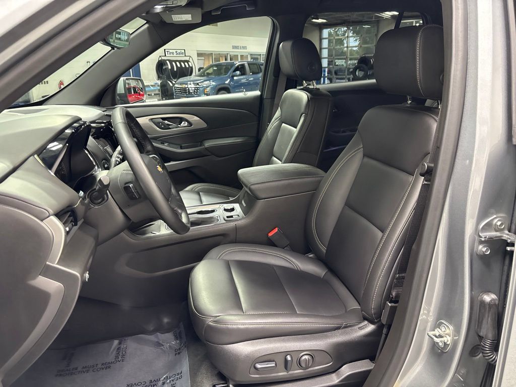 Used 2023 Chevrolet Traverse LT w/ LT Premium Package AWD/4WD image 9
