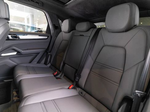 Certified 2022 Porsche Cayenne Turbo AWD/4WD image 36