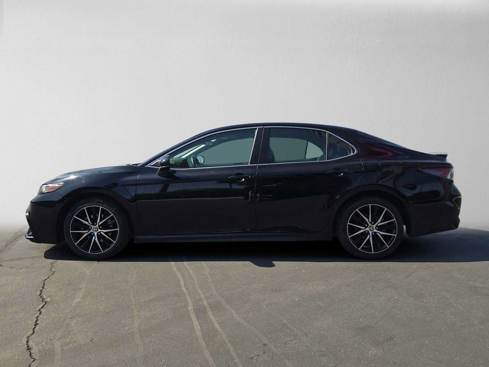 Used 2021 Toyota Camry SE FWD image 6