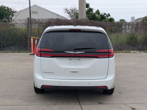 Used 2023 Chrysler Pacifica Touring-L FWD image 7