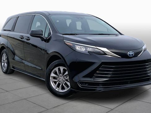 Used 2025 Toyota Sienna LE image 3