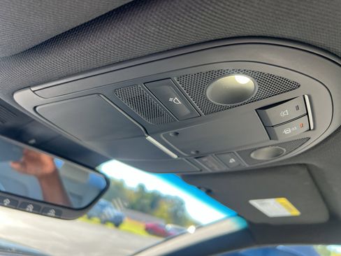 Used 2023 Genesis G70 2.0T image 19