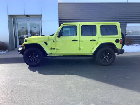 Used 2023 Jeep Wrangler Unlimited Sahara AWD/4WD image 2