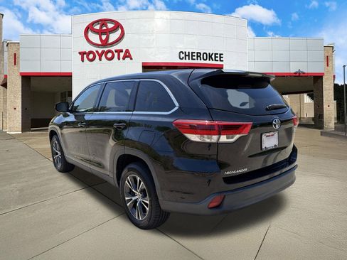 Used 2019 Toyota Highlander LE FWD image 7