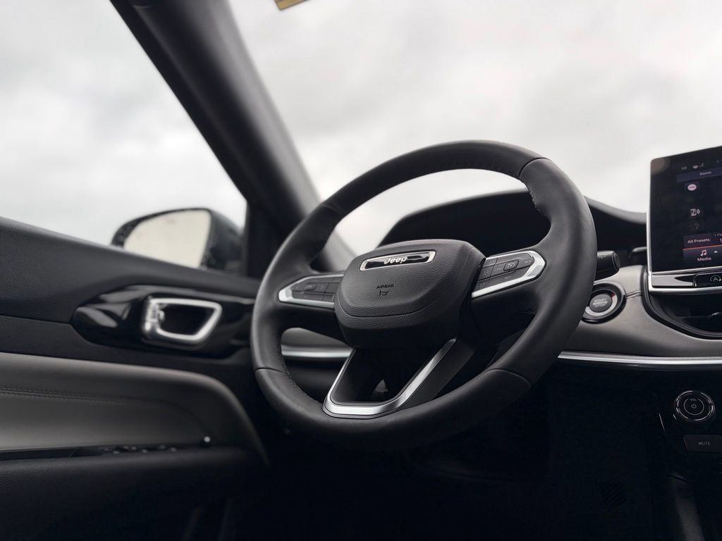 Used 2025 Jeep Compass Limited AWD/4WD image 38
