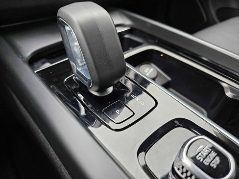 Certified 2025 Volvo XC60 B5 Plus w/ Protection Package Premier image 39