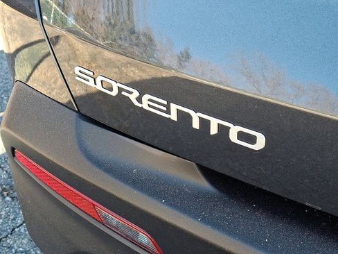 Used 2023 Kia Sorento LX image 31