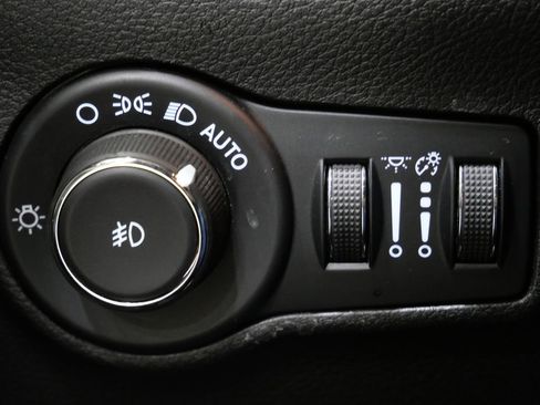 Used 2025 Jeep Compass Limited image 14