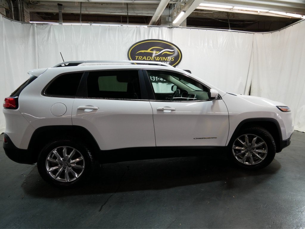 Used 2019 Jeep Cherokee Latitude Plus w/ Comfort/Convenience Group AWD/4WD image 38