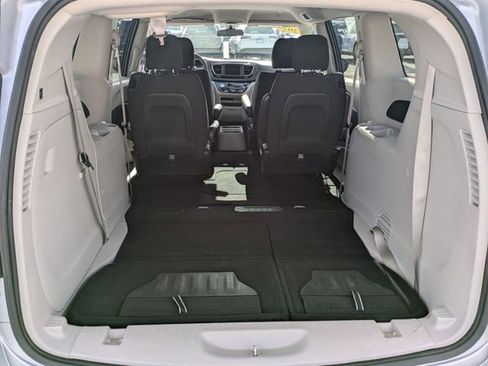 Used 2022 Chrysler Voyager LX image 13