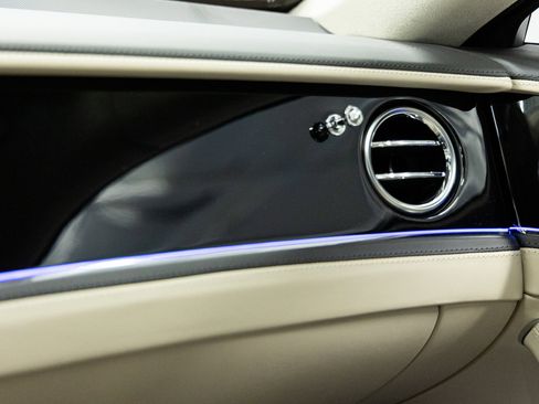 Used 2023 Bentley Flying Spur V8 image 32