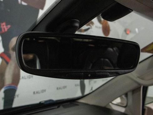 Used 2019 Chrysler Pacifica Touring-L image 12