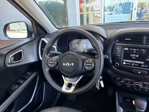 Used 2025 Kia Soul LX w/ LX Technology Package FWD image 32