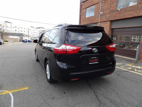 Used 2017 Toyota Sienna XLE image 5