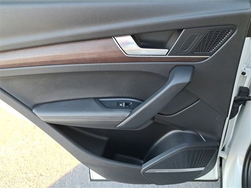 Used 2021 Audi Q5 e Premium Plus w/ Premium Plus Package image 13