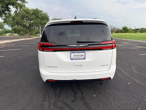 Used 2023 Chrysler Pacifica Limited FWD image 6