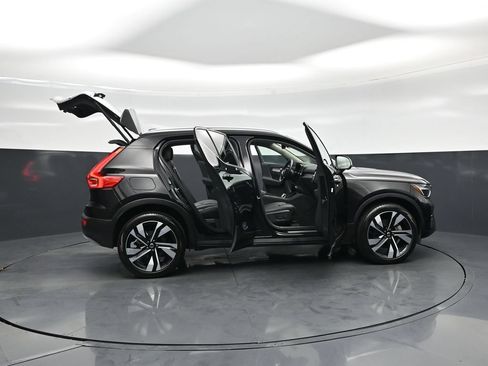 Used 2025 Volvo XC40 B5 Plus AWD/4WD image 3