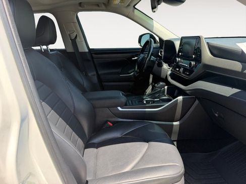 Used 2021 Toyota Highlander XLE AWD/4WD image 15