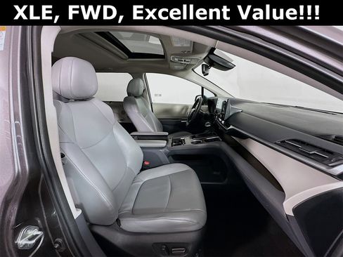 Used 2023 Toyota Sienna XLE image 29