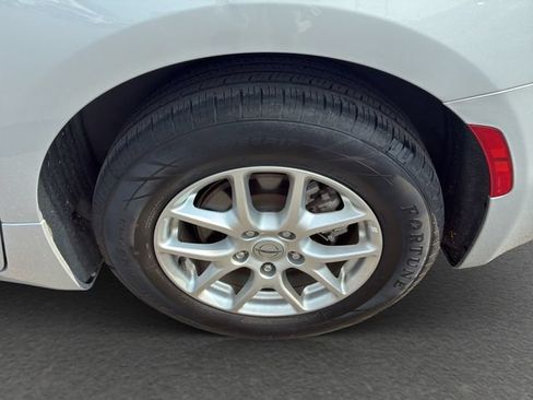 Used 2024 Chrysler Pacifica Touring-L FWD image 11