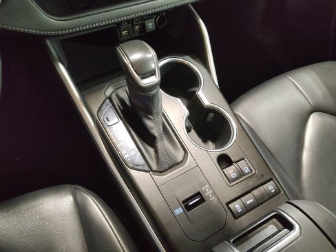 Used 2021 Toyota Highlander XLE image 26