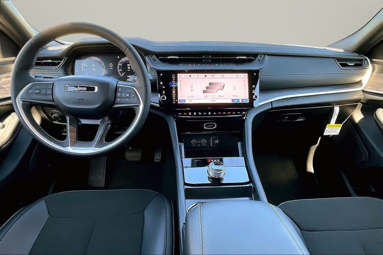 New 2027 Jeep Grand Cherokee Altitude RWD image 9