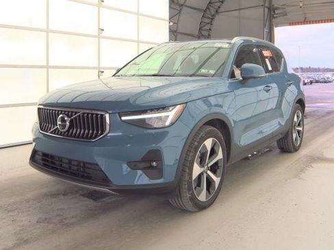 Certified 2025 Volvo XC40 B5 Plus image 2