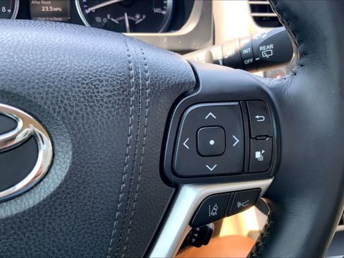 Used 2017 Toyota Highlander Limited FWD image 25