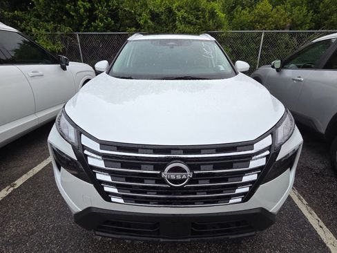 Used 2025 Nissan Rogue SV w/ SV Premium Package FWD image 2