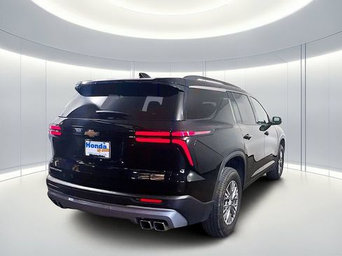 Used 2025 Chevrolet Traverse LT FWD image 3