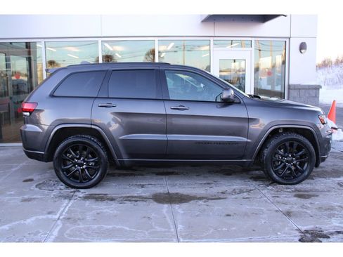 Used 2021 Jeep Grand Cherokee Laredo X image 3