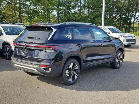 New 2025 Volkswagen Taos SE image 2