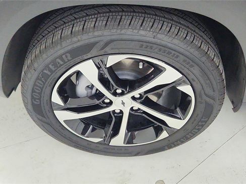Used 2025 Chevrolet Trax RS image 17