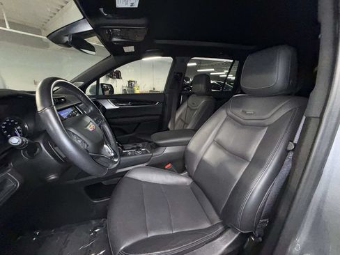 Used 2025 Cadillac XT6 Premium Luxury AWD/4WD image 2