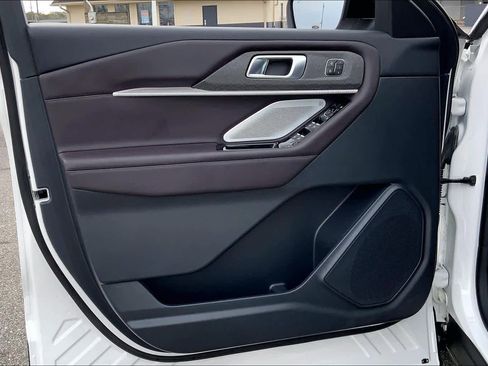 Certified 2025 Ford Explorer Platinum image 21