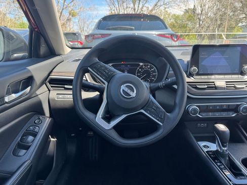 Used 2025 Nissan Altima 2.5 SV image 28