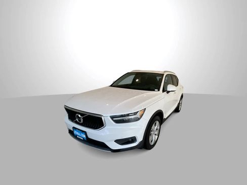 Used 2022 Volvo XC40 T5 Momentum image 4