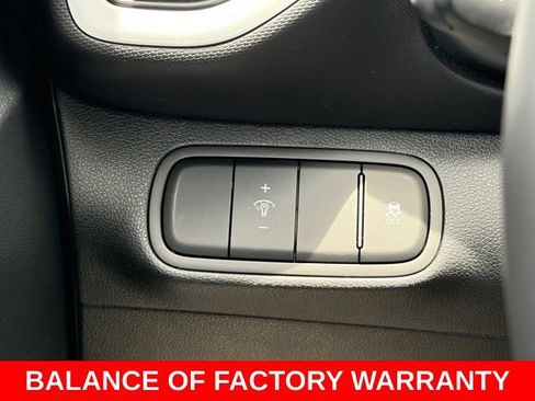 Used 2025 Hyundai Venue Limited FWD image 19